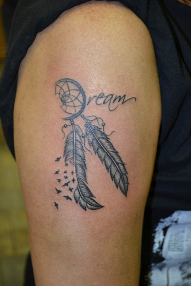 Flug der Geheimnisse: Ein Feder-Tattoo voller Tiefe und Bedeutung – Sorry  Mom! Ink