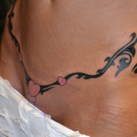 Intimbereich tattoos frau im Klitorisvorhaut