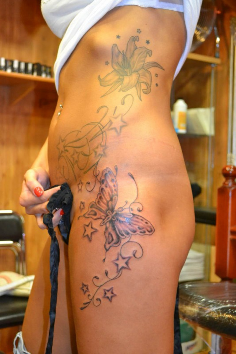 Intimbereich tattoos frau im Der weibliche