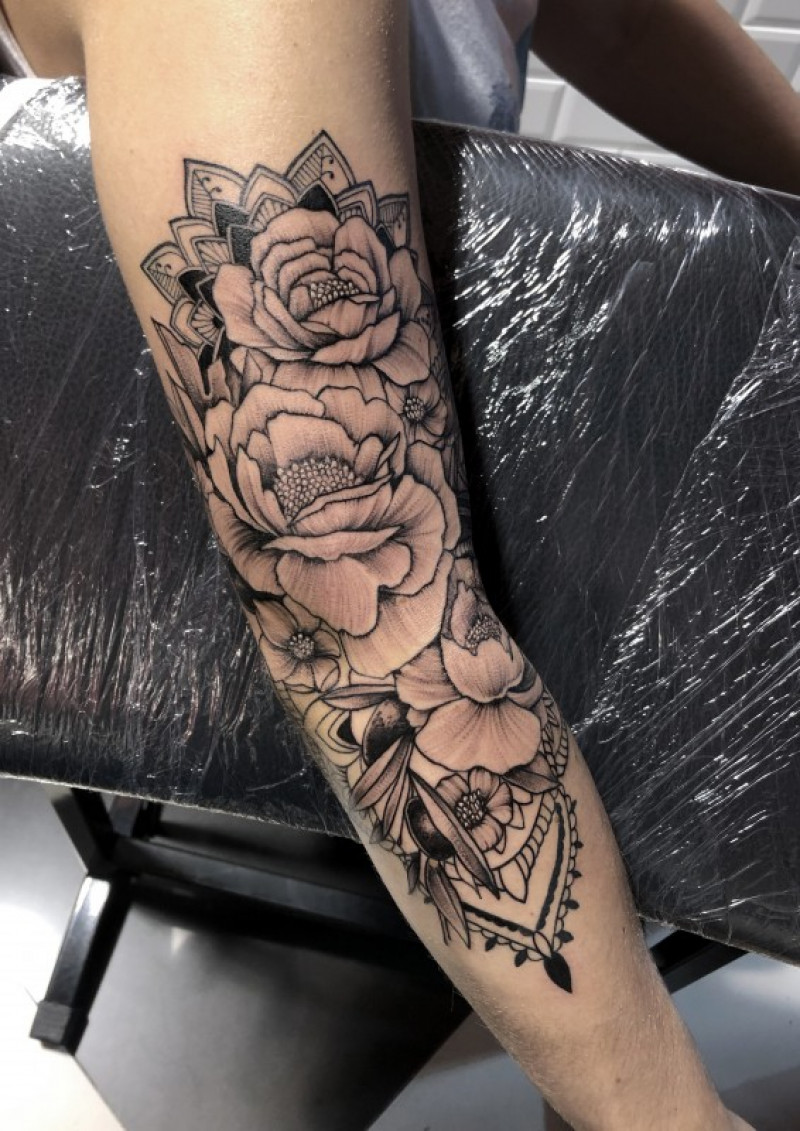 Rosen tattoo unterarm frau 20 Tattoovorlagen