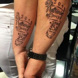 Frau tattoo schrift oberarm Tattoorechner