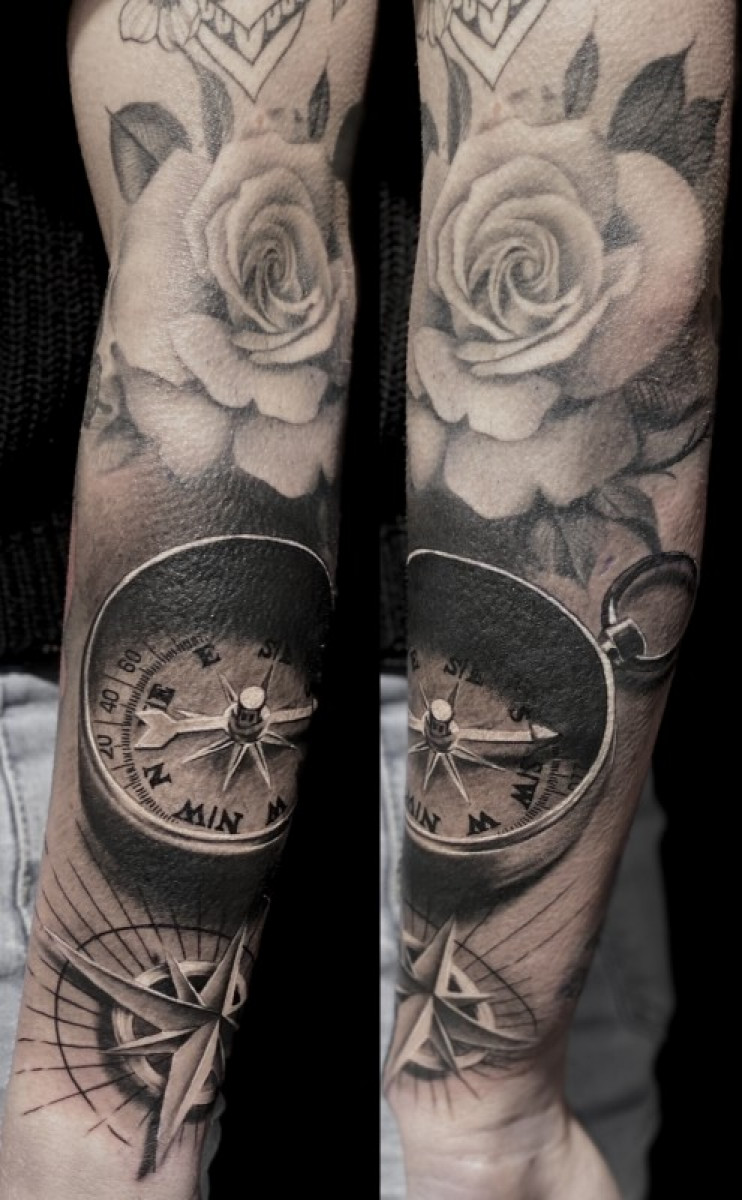 Kompass unterarm tattoo mann 