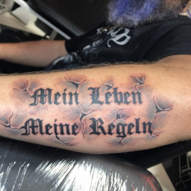 Frau unterarm schrift tattoo Tattoo Ellenbogen